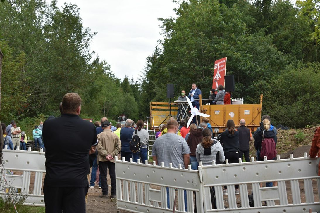 Vertreter der kommunalen Politik und Bürger aus den fünf Ortsgemeinden trafen am Sonntag auf dem Duppacher Rücken aufeinander. Fotos: Woltmann