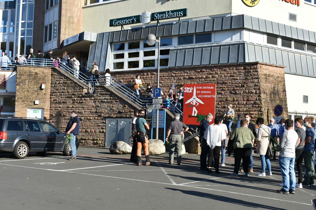 Vor dem Rondell in Gerolstein versammelten sich die Windkraftgegner, um vor der VG-Ratssitzung auf ihr Anliegen aufmerksam zu machen.