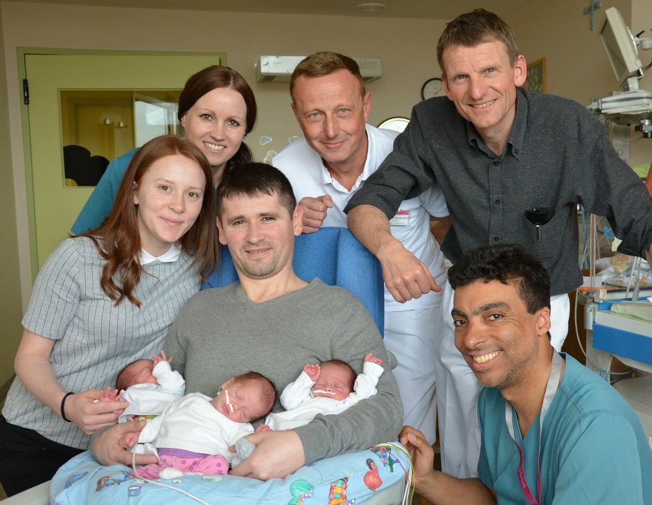 Dreifaches Babyglück: Unser Foto zeigt (v.li.) die Eltern Madalina und Radu Motoc mit ihren drei Mädchen, Gesundheits- und Kinderkrankenpflegerin Claudia Neumann, den Chefärzten der Geburtshilfe und der Kinder- und Jugendmedizin Dr. Michael Kumbartski und Dr. Christoph von Buch sowie dem Leiter der Kinderintensivstation Dr. Edmondo Hammond.
