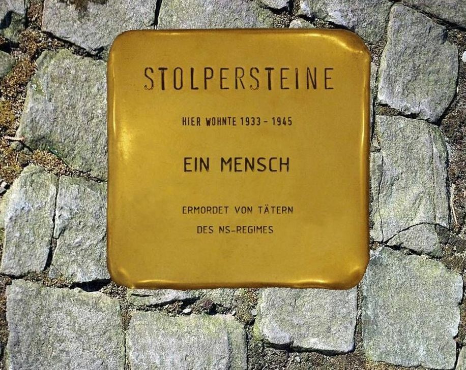 Stolpersteine (Symbolfoto) erinnern gegenüber der Eicherscheider Kirche an Leo Kaufmann, seine Frau Helene und Tochter Edith, die als jüdische Familie von den Nationalsozialisten aus ihrer Heimat vertrieben wurden.