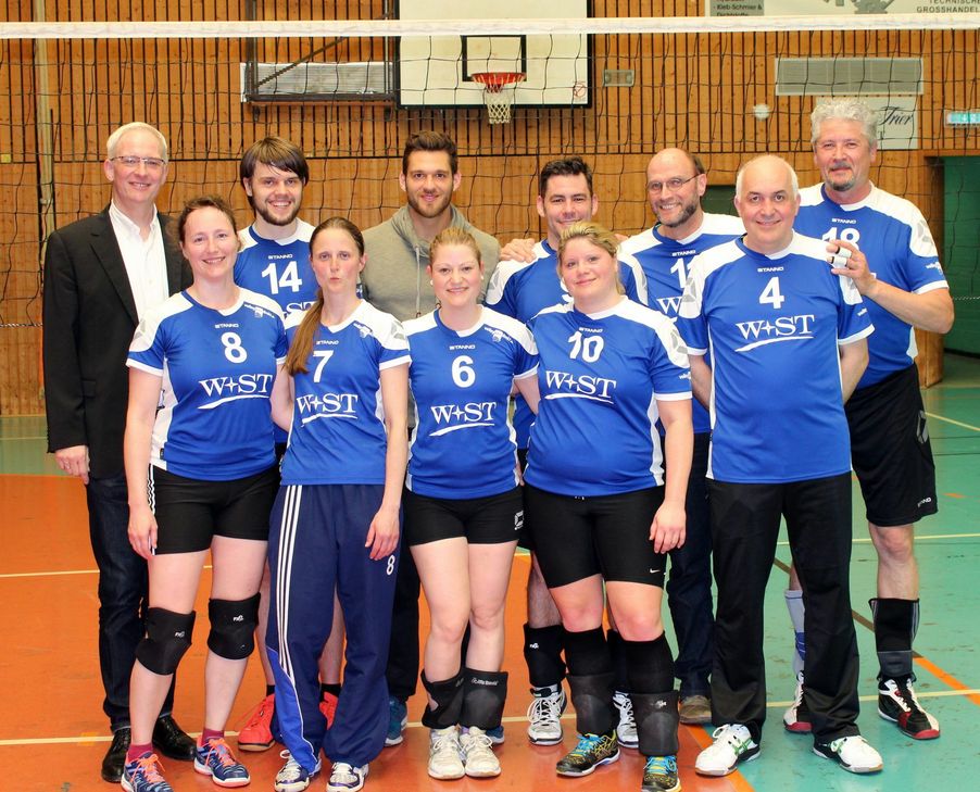 Das Team des Trimmelter SV mit Oberbürgermeister Wolfram Leibe (links)