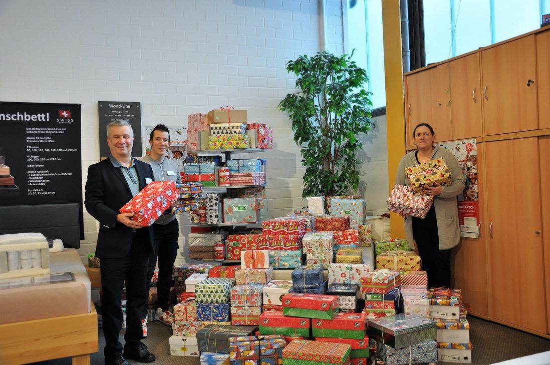 Tolle Premiere: Claus und Florian Kranz (v.l.) vom gleichnamigen Bettenfachmarkt freuen sich mit Petra Linsenbold über die gelungene Aktion. Foto: S. Baumann