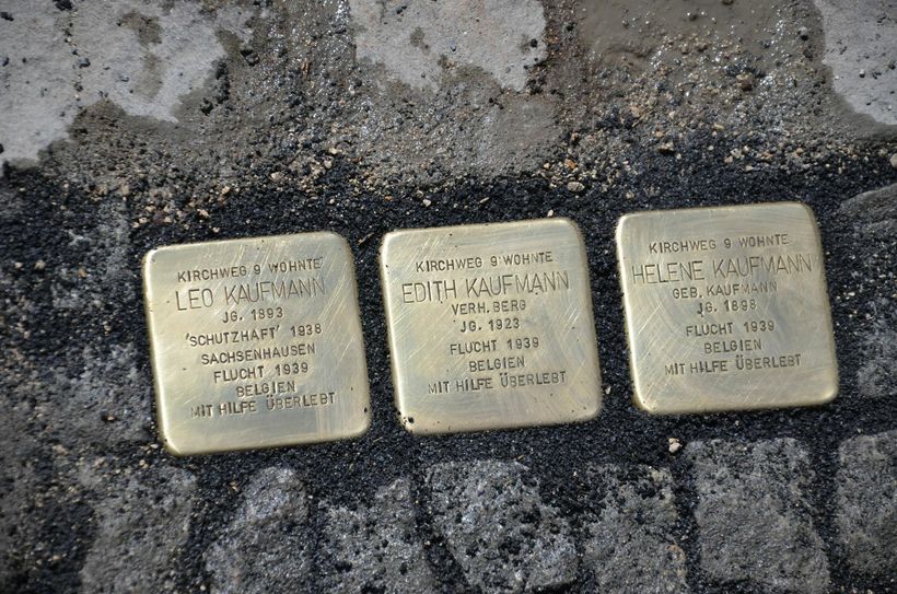 Stolpersteine erinnern an der Eicherscheider Pfarrkirche an »Koofmännsche« und seine Familie. Fotos: T. Förster