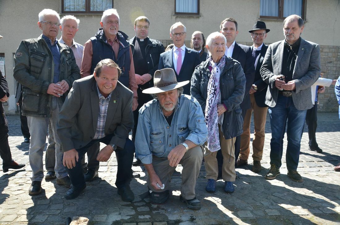 Vertreter aus dem Eicherscheider Arbeitskreis Geschichte, den christlichen Kirchen und der Politiker umgarnten Künstler Gunter Demnig nach getaner Arbeit. Gleichsam bewegend wie das Wirken der »Stolpersteine« waren die Ausführungen von Hanna Zack Miley(4.v.r.) - die Buchautorin wurde 1939 mit dem »Kindetransport« aus Nazi-Deutschland gebracht.