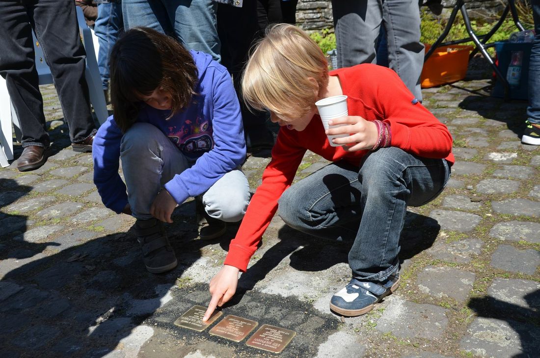 Kinder der Förderschule Nordeifel in Eicherscheid waren beeindruckt von den Stolpersteinen und dem damit verbundenden Schicksal von Leo, Helene und Edith Kaufmann.