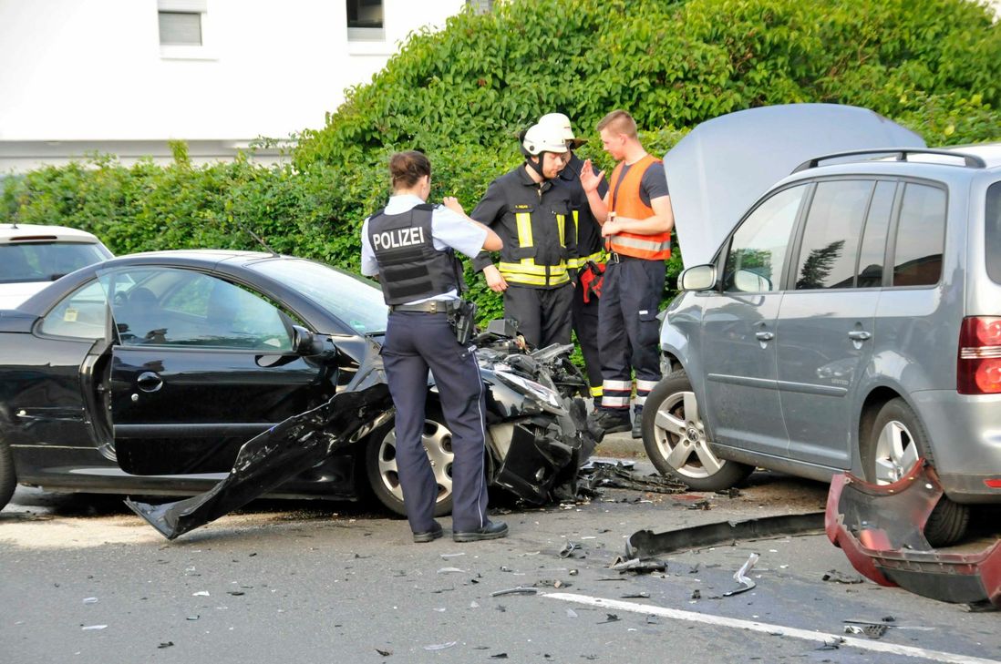 Auf der Hauptstraße in Roetgen forderte ein Frontalzusammenstoß zwei lebensgefährlich Verletzte. Foto: psm