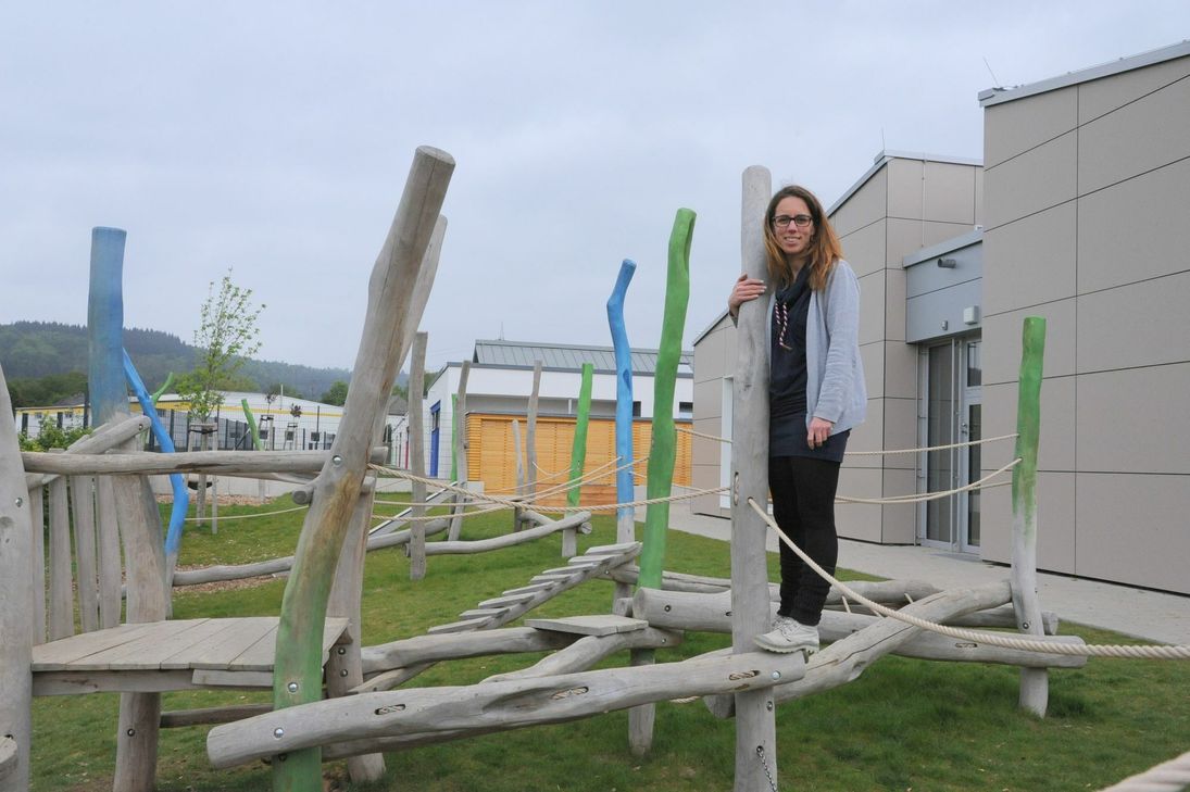 Den tollen Spielplatz mit dem großen Klettergelände liebt auch Kita-Leiterin Natascha Arielli-Wassermann. Foto: Schmieder