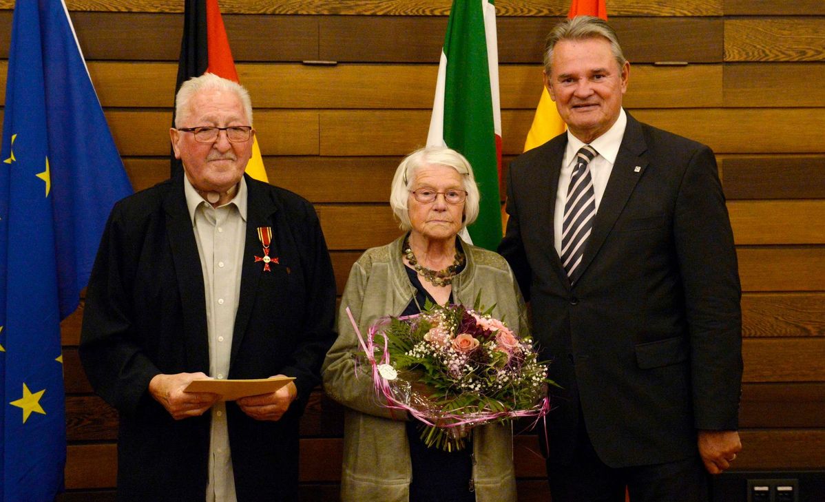 Landrat Günter Rosenke (re) gratulierte dem geehrten Josef Kau im Beisein von dessen Lebensgefährtin Hilde Garzen. Foto: Petra Grebe