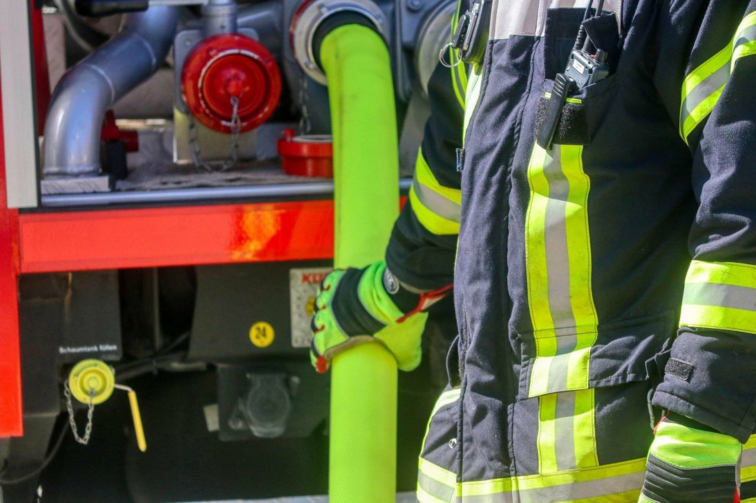 Maschinist am Feuerwehrfahrzeug.