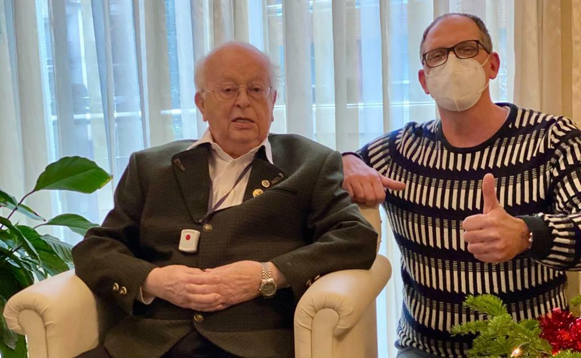 Günther Müller mit Christian Grimm von der Seniorenwohnalage in Tiefenstein.