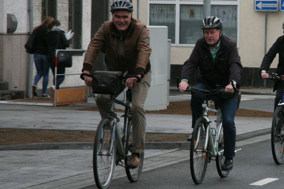 Thomas Eggen (links) und Hans-Peter Siewert treten für einen Radweg im Nettetal in die Pedale.