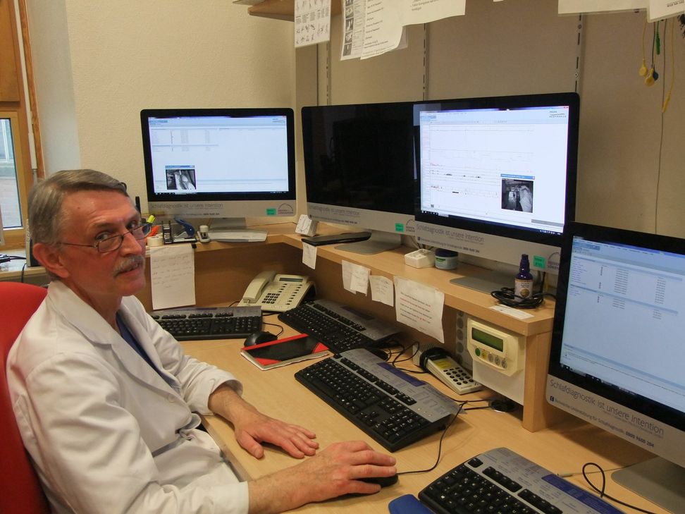 Bei Chefarzt Dr. Joachim Vogt laufen alle Fäden des Trierer Schlaflabors zusammen. Foto: Fischer
