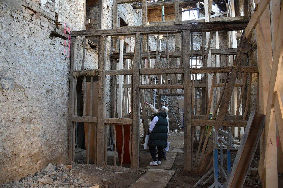 Der alte Konsum ist entkernt. Mitte 2024 soll das Gebäude bezugsfertig sein.