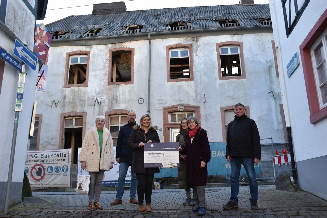 100.000 Euro gab es für den ehemaligen Konsum in Blankenheim. Das Gebäude aus dem Jahr 1738 wird derzeit saniert und soll neues Rathaus werden. Gut erkennbar ist, wo die neuen Dachgauben vorgesehen sind.