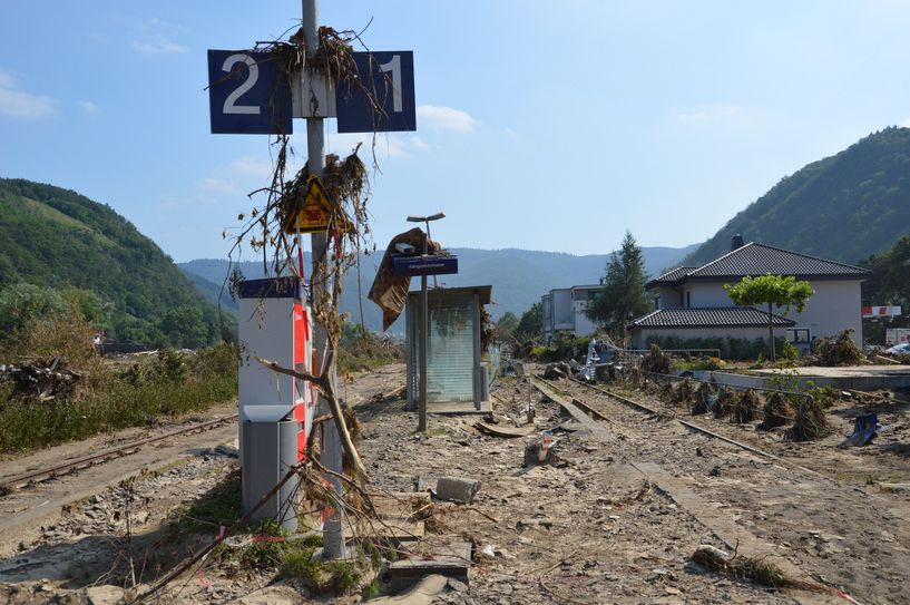 Der zerstörte Bahnhof Dernau nach der Flutkatastrophe im Juli 2021