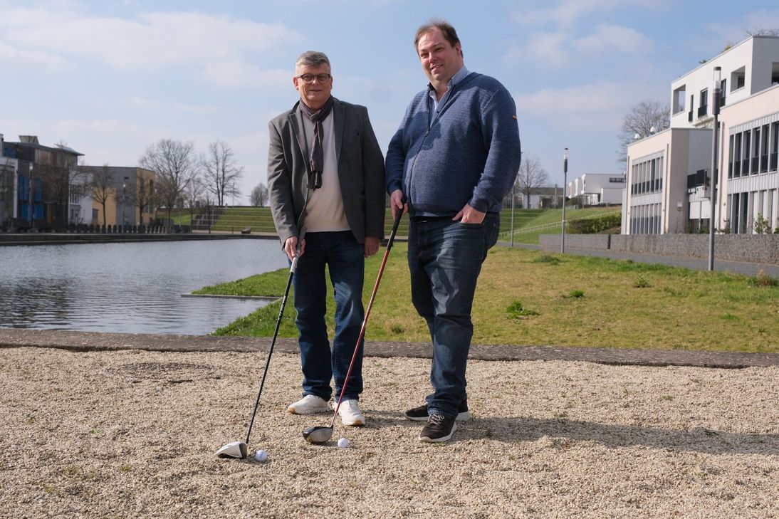 Peter Schembs, langjähriger Wegbegleiter und Mitbegründer der Systemhauskooperation, bringt es auf den Punkt: »IT ist heute die Herz-Lungenmaschine der Unternehmen – sie muss laufen, sonst steht alles still.« Gemeinsam mit Sören Korf, Geschäftsführer der SYSCON GmbH, setzt man auf gebündelte Kompetenz, enge Kundenbindung und kontinuierliche Weiterentwicklung. »Nur gemeinsam ist man stark«, betont Korf – und dieser Gedanke prägt nicht nur die tägliche Arbeit, sondern auch das Turnier selbst.