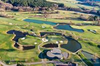 Auf 55 Hektar hügeligem Wald und vielen Wiesen findet der Golfliebhaber einen spieltechnisch anspruchsvollen 18 Loch Golfplatz mit Clubhaus, einen 9 Loch Kurzplatz, Driving Range, Putting- und Chipping Green, Indoor-Golfanlage sowie einer Golf-Akademie für Jung und Alt vor.