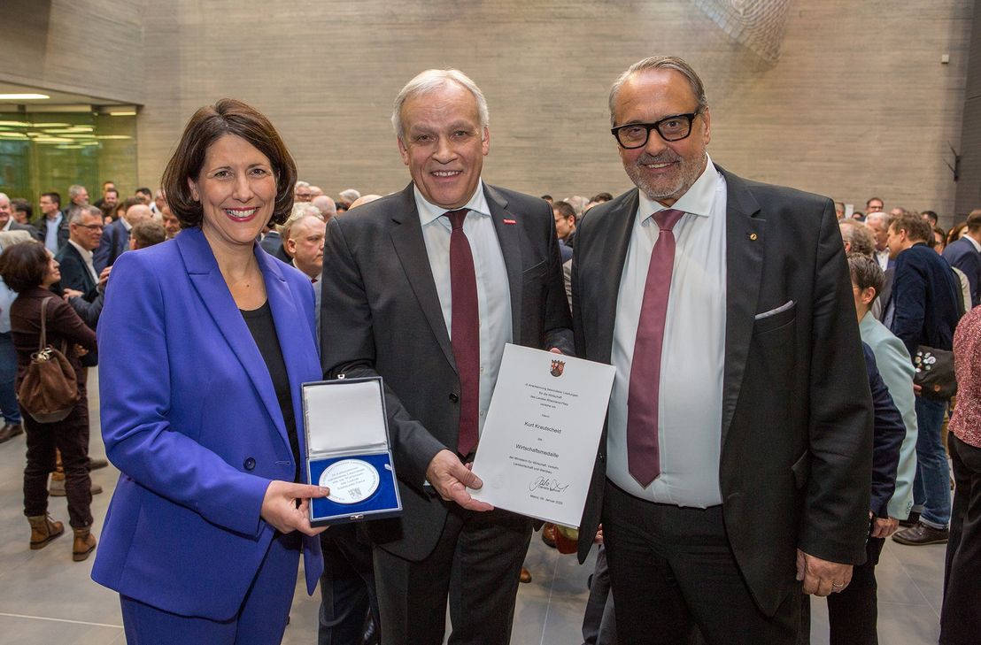 Freuen sich gemeinsam über die Auszeichnung von HwK-Präsident Kurt Krautscheid (Mitte) mit der Wirtschaftsmedaille des Landes im Rahmen des Neujahrsempfanges: Wirtschaftsministerin Daniela Schmitt und HwK-Hauptgeschäftsführer Ralf Hellrich.