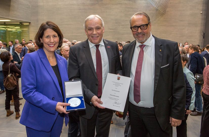 Freuen sich gemeinsam über die Auszeichnung von HwK-Präsident Kurt Krautscheid (Mitte) mit der Wirtschaftsmedaille des Landes im Rahmen des Neujahrsempfanges: Wirtschaftsministerin Daniela Schmitt und HwK-Hauptgeschäftsführer Ralf Hellrich.