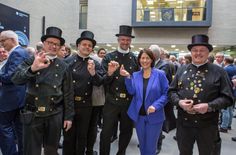 Wirtschaftsministerin Daniela Schmitt empfängt aus Händen der Schornsteinfeger-Innung ihren Glücksbringer 2026.