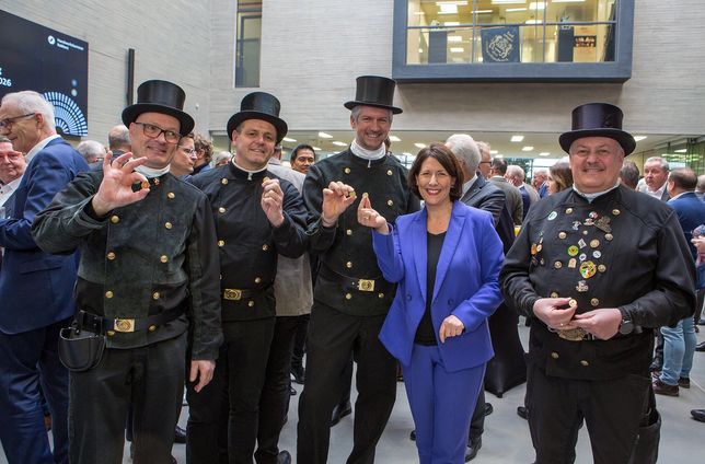 Wirtschaftsministerin Daniela Schmitt empfängt aus Händen der Schornsteinfeger-Innung ihren Glücksbringer 2026.