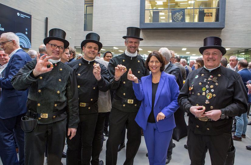 Wirtschaftsministerin Daniela Schmitt empfängt aus Händen der Schornsteinfeger-Innung ihren Glücksbringer 2026.