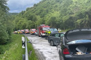 Sieben Personen wurden bei einem Unfall auf der K 35 zwischen Bruttig-Fankel und Treis verletzt.