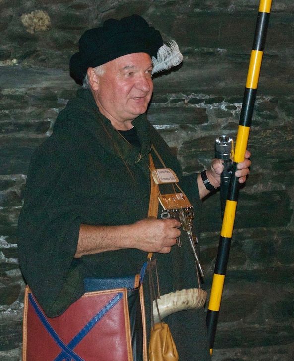 Kennt nicht nur die Stadt Bernkastel-Kues wie seine Westentasche, sondern hat auch spannende Geschichten auf Lager: Nachtwächter "Joannes Petrus".