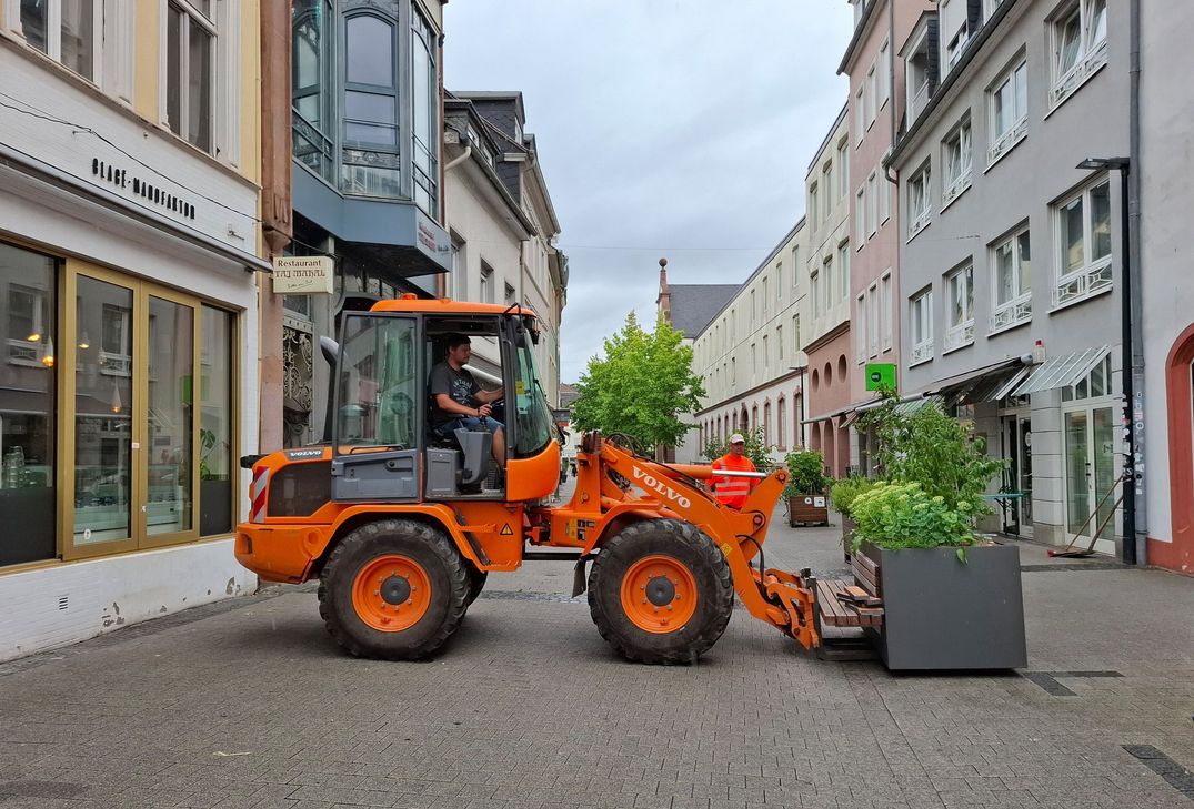 In der Neustraße wurden in dieser Woche zusätzliche Pflanzkübel mit Sitzbänken aufgestellt. Sie dienen auch als optisches Signal für Autofahrer an der Einfahrt zur Fußgängerzone.