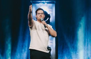 Der Comedian Chris Tall zeigt bei seinen Shows, wie inklusive Comedy gelingt: Mit Haltung, Selbstironie und echtem Dialog.