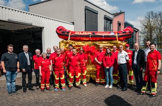 Der neue Geräteanhänger für die Strömungsrettung wurde von Landrat Volker Boch offiziell an die DLRG-Ortsgruppe Simmern übergeben.