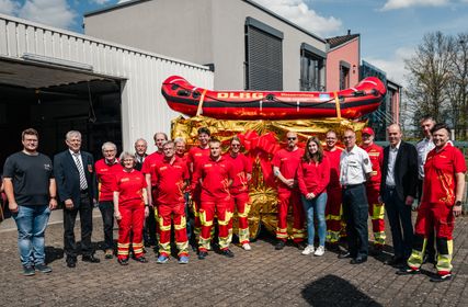 Der neue Geräteanhänger für die Strömungsrettung wurde von Landrat Volker Boch offiziell an die DLRG-Ortsgruppe Simmern übergeben.