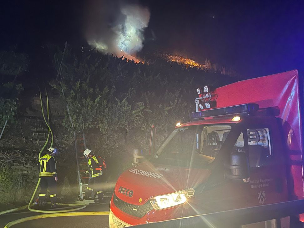 Nach dem Feuerwerk in Bruttig brannte es in einem Weinberg.