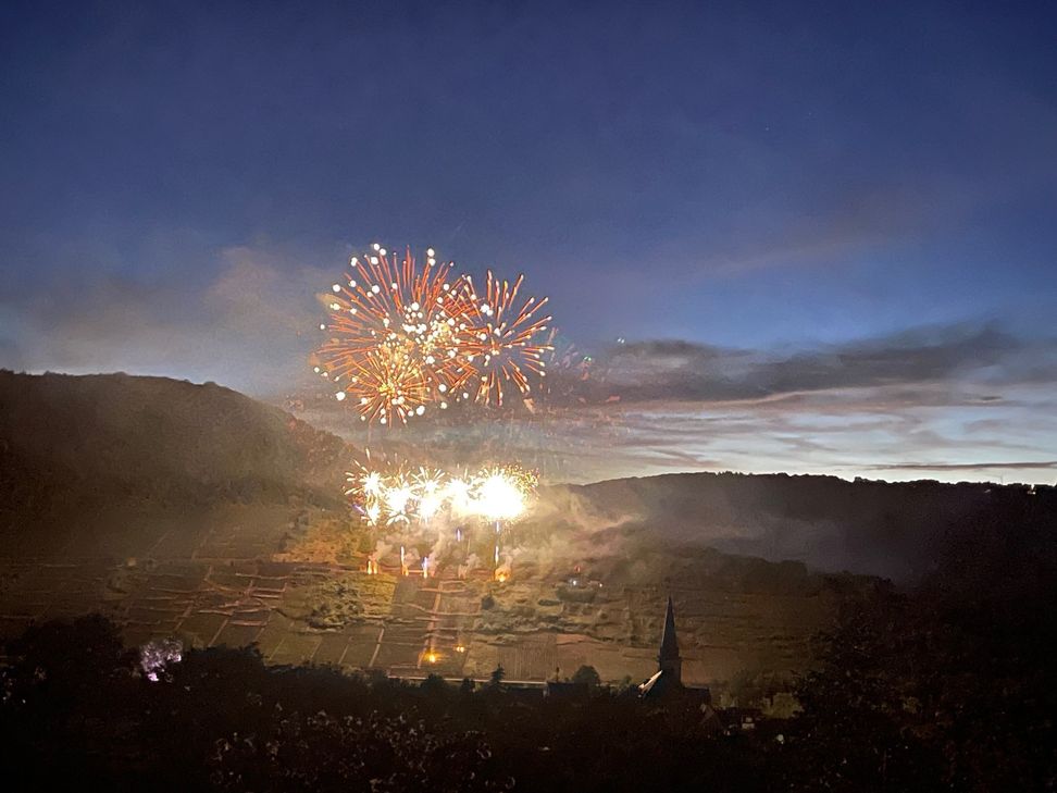 Nach dem Feuerwerk in Bruttig brannte es in einem Weinberg. Am unteren Rand des Berges ist das Feuer zu sehen.