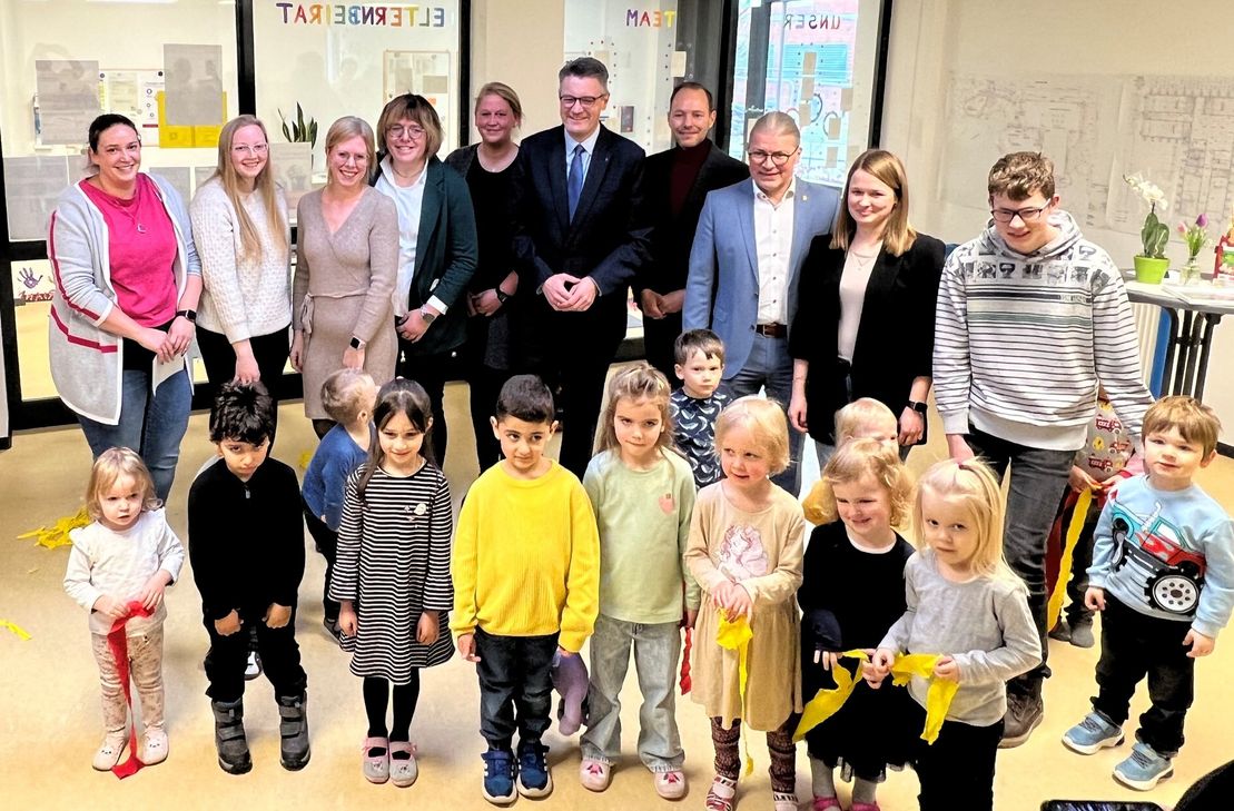 Verantwortliche aus Politik und Verwaltung, das Kita-Team und besonders die Kleinen freuen sich über die neue Kindertagesstätte direkt neben der Dreifachturnhalle in Simmerath.