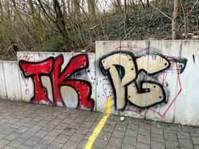 „TK“ und „PG“ an der Grundschule Newel gesprüht. Die Beamten bitten um Hinweise.