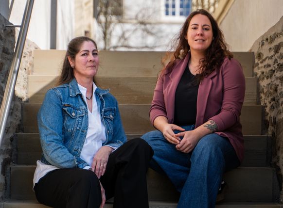 Judith Sound (links) und Ursula Wies von der Kreisverwaltung werben für den Tag der Gesundheit.