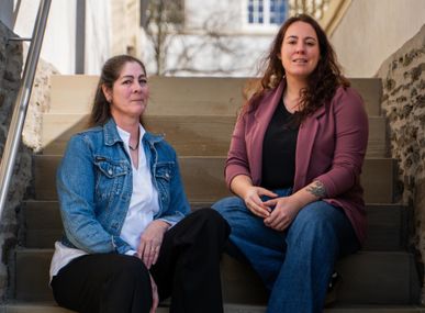 Judith Sound (links) und Ursula Wies von der Kreisverwaltung werben für den Tag der Gesundheit.