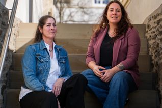Judith Sound (links) und Ursula Wies von der Kreisverwaltung werben für den Tag der Gesundheit.