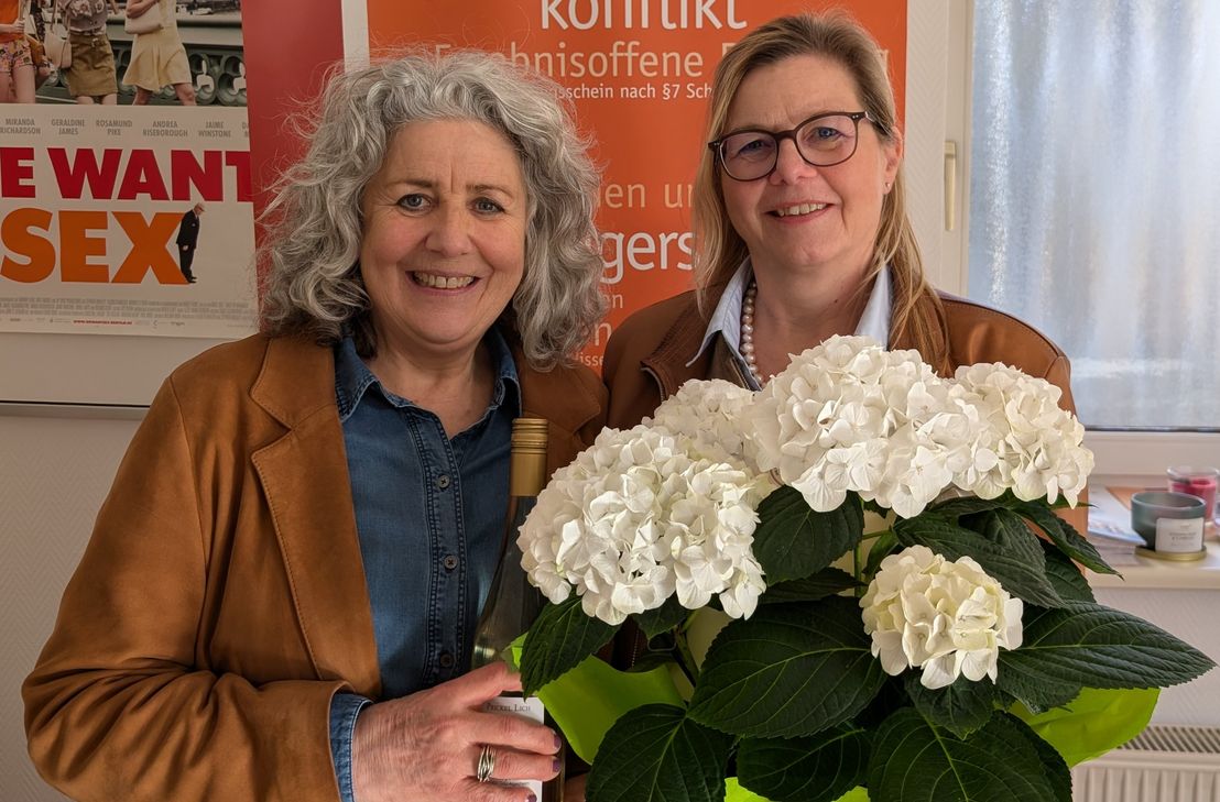 25 Jahre im Einsatz: Die Vorstandsvorsitzende Alexandra Völkel gratulierte Ingrid Gundert (links) zum Jubiläum.