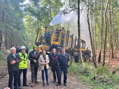 Ministerin Silke Gorißen sowie Fachleute von Wald und Holz NRW sowie der Feuerwehr begutachten den neuen »Fire Fighter«, der zu Übungszwecken in der »Zweifaller Schneise« nahe der Hahner Straße zum Einsatz kam.