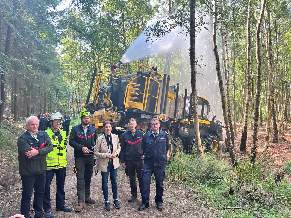 Ministerin Silke Gorißen sowie Fachleute von Wald und Holz NRW sowie der Feuerwehr begutachten den neuen »Fire Fighter«, der zu Übungszwecken in der »Zweifaller Schneise« nahe der Hahner Straße zum Einsatz kam.
