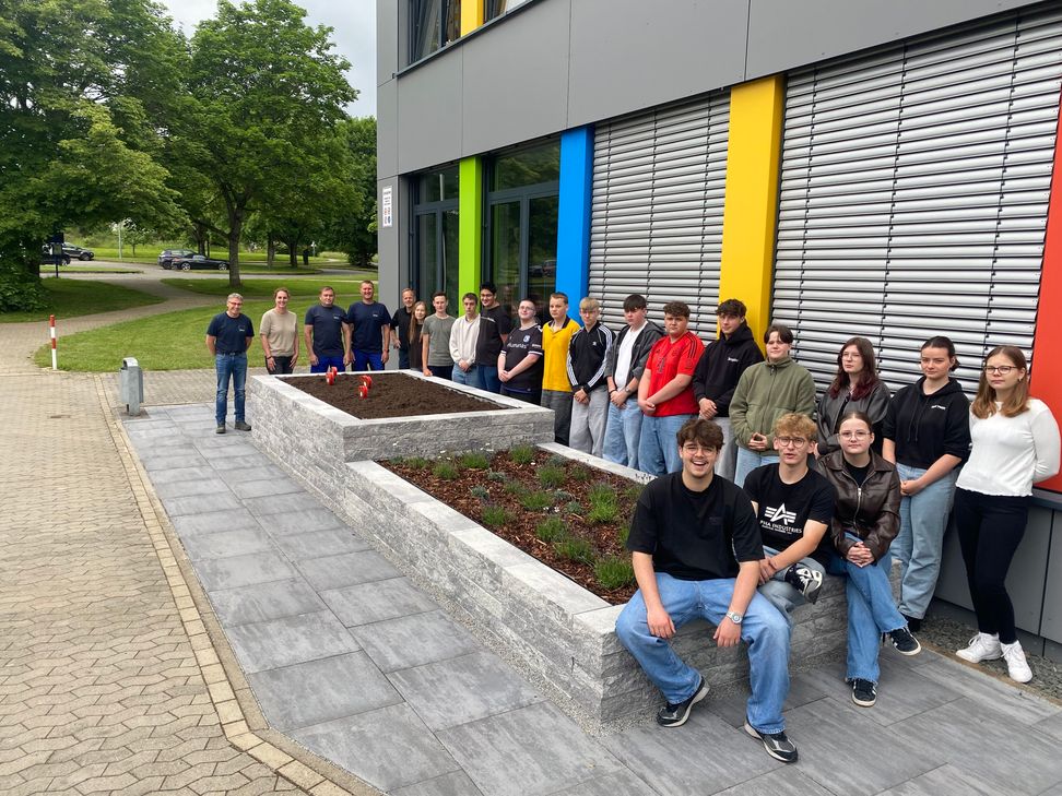 Die TUN-Gruppe der Klassenstufe 10 der Realschule plus Vulkaneifel am neuen Hochbeet.