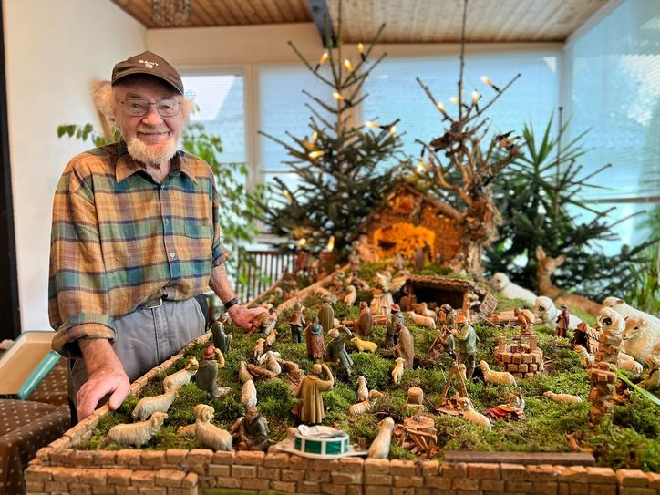 Der neue Ehrenbürger der Stadt Monschau, Reiner jakobs, baut zu Hause an seiner Krippe.