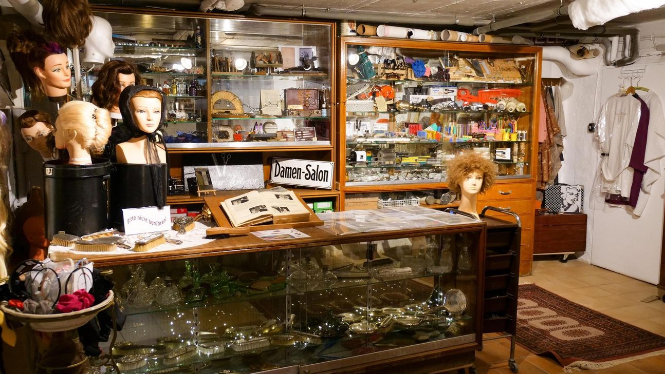 Frisierpuppen und Vitrine im Mini Friseur-Museum.