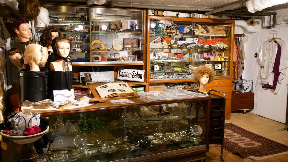 Frisierpuppen und Vitrine im Mini Friseur-Museum.