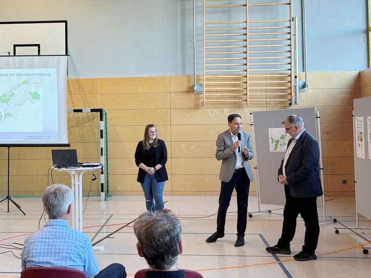 (v.l.) Sandra Menster (Verbandsgemeindewerke AöR), Guido Wacht (Hauptamtlicher Beigeordneter VG Konz) und Ralf Zorn (Vorstand Verbandsgemeindewerke AöR) bei der Infoveranstaltung zur kommunalen Wärmeplanung.