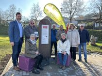 Vertreterinnen und Vertreter der Verbandsgemeinde Saarburg-Kell, der Ortsgemeinde Ayl, des Heimatvereins Ayl e. V. sowie der Westenergie AG gemeinsam bei der Einweihung des Westenergie Bücherschranks in Ayl.