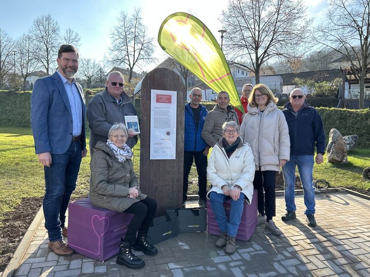 Vertreterinnen und Vertreter der Verbandsgemeinde Saarburg-Kell, der Ortsgemeinde Ayl, des Heimatvereins Ayl e. V. sowie der Westenergie AG gemeinsam bei der Einweihung des Westenergie Bücherschranks in Ayl.
