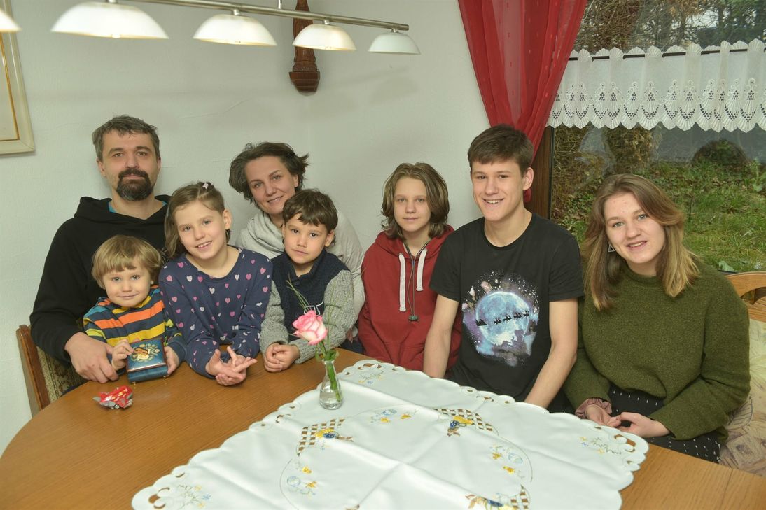 Nataliya und Siarhei sind mit ihren Kindern aus Lviv geflüchtet und leben seitdem in Mandern.
Foto: Archiv/Herschler